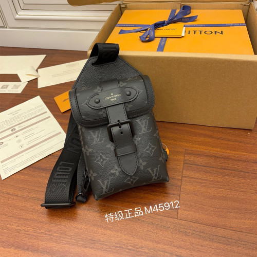 LV 루이비통 M45912 소뮈르 슬링백
