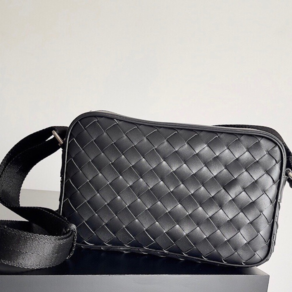 BV 인트레치아토 스몰 카메라 백 Black