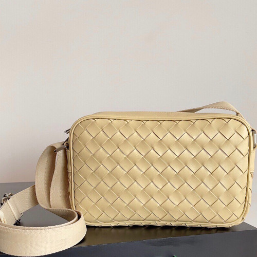 BV 인트레치아토 스몰 카메라 백 Beige
