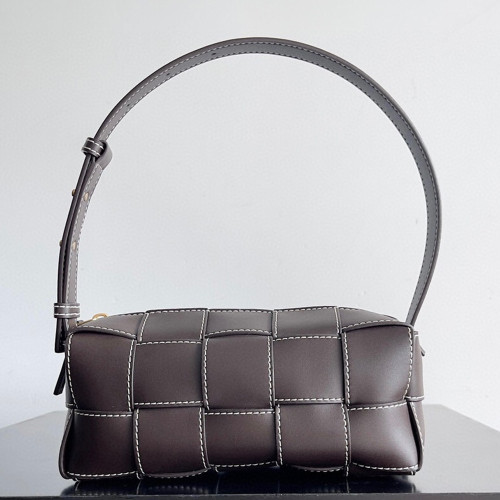 BV 보테가베네타 브릭 스티치 스몰 카세트백 Dark Brown